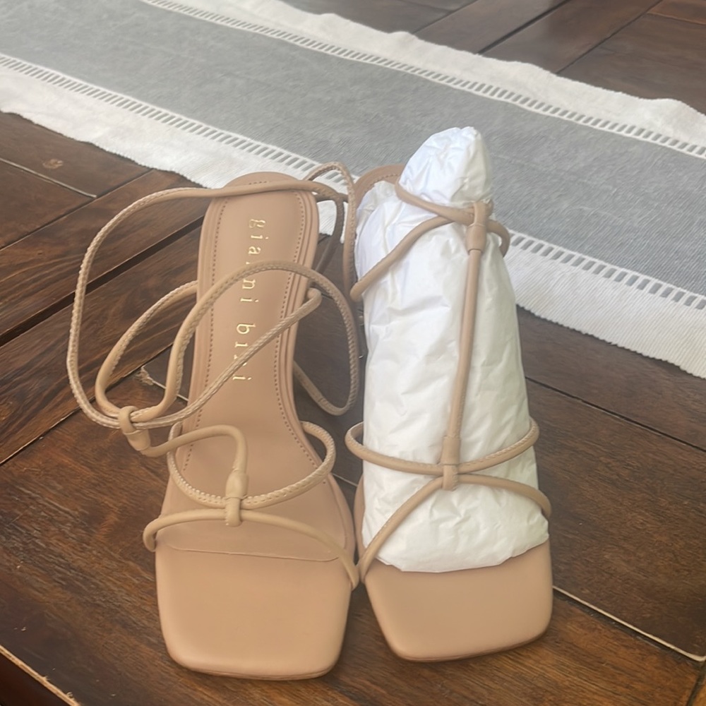 NWT Women’s nude size 7 Gianni Bini heels - Picture 2 of 5
